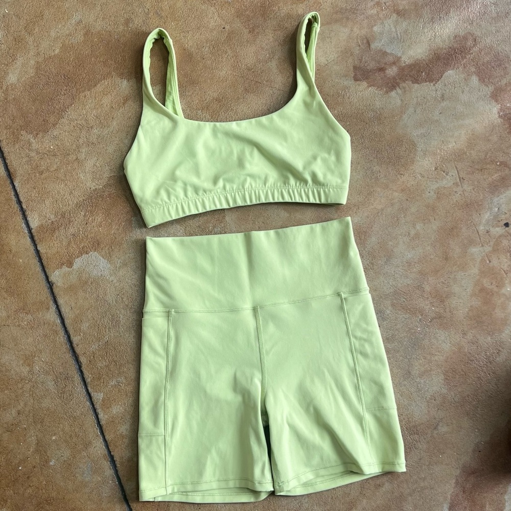 Vuori Studio Pocket 5” Short Set 💚